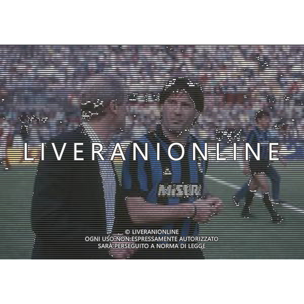 RETROSPETTIVA OLIVIERO GARLINI CALCIATORE NELLA FOTO OLIVIERO GARLINI CON LA MAGLIA DELL\' INTER CALCIO CON GIOVANNI TRAPATTONI ALLENATORE INTER AG ALDO LIVERANI SAS 