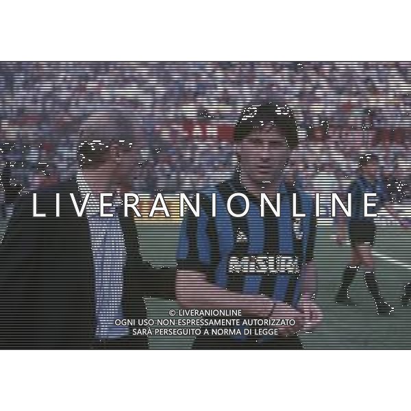RETROSPETTIVA OLIVIERO GARLINI CALCIATORE NELLA FOTO OLIVIERO GARLINI CON LA MAGLIA DELL\' INTER CALCIO CON GIOVANNI TRAPATTONI ALLENATORE INTER AG ALDO LIVERANI SAS