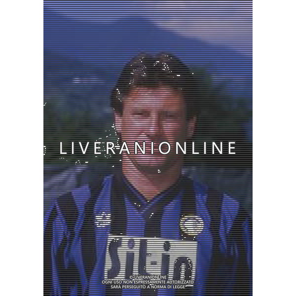 RETROSPETTIVA OLIVIERO GARLINI CALCIATORE NELLA FOTO OLIVIERO GARLINI CON LA MAGLIA DELL\'ATALANTA CALCIO AG ALDO LIVERANI SAS 