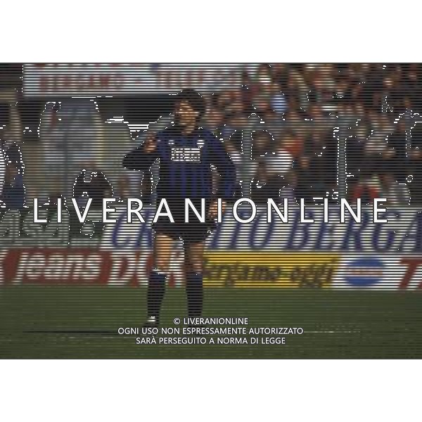 RETROSPETTIVA OLIVIERO GARLINI CALCIATORE NELLA FOTO OLIVIERO GARLINI CON LA MAGLIA DELL\'ATALANTA CALCIO AG ALDO LIVERANI SAS 