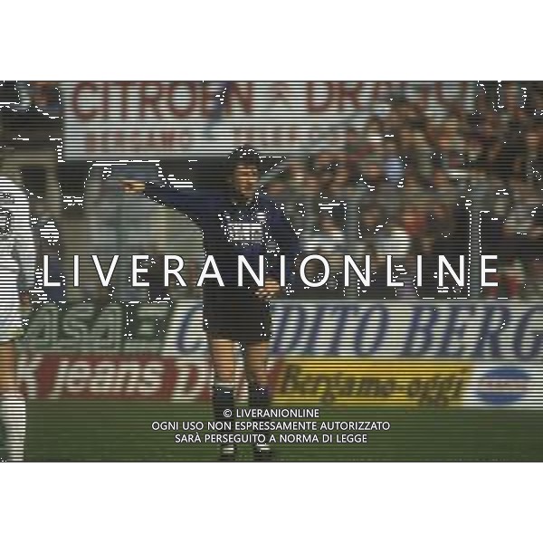 RETROSPETTIVA OLIVIERO GARLINI CALCIATORE NELLA FOTO OLIVIERO GARLINI CON LA MAGLIA DELL\'ATALANTA CALCIO AG ALDO LIVERANI SAS 