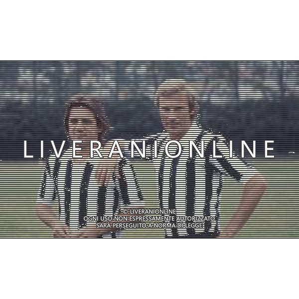 ARCHIVIO Francesco Morini (San Giuliano Terme, 12 agosto 1944)  un ex calciatore italiano che giocava nel ruolo di difensore. Esord“ nella Sampdoria e pass˜ nel 1969 alla Juventus per poi andare a chiudere la carriera in Canada, con i Toronto Blizzard; collezion˜ 377 partite in Serie A, e caso singolare senza segnare alcun gol, l\'unico che aveva effettivamente realizzato, gli fu annullato. Con la maglia bianconera della Juventus vinse ben cinque scudetti, la Coppa Italia del 1978-79, la Coppa Uefa del 1977. Esord“ in nazionale nel 1973 e prese parte ai mondiali del 1974, per un totale di 11 partite in maglia azzurra. NELLA FOTO:Francesco Morini CON ROBERTO BONINSEGNA PH.ARCHIVIO AGENZIA ALDO LIVERANI SAS