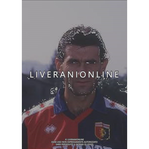 RETROSPETTIVA MASSIMO BRIASCHI CALCIATORE NELLA FOTO MASSIMO BRIASCHI CON LA MAGLIA DEL GENOA CALCIO AG ALDO LIVERANI SAS