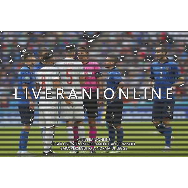 Campionato Europeo UEFA EURO 2020 gara semifinale ITALIA - SPAGNA del 06/07/2021 - nella foto: momento di tensione con l\'arbitro Felix Brych e Sergio Busquets ©Claudio Zamagni/Agenzia Aldo Liverani s.a.s. during European UEFA Championship - UEFA Euro 2020 semifinal soccer match between Italy and Spain at Wembley Stadium in London on July 06 2021 photo credit by Claudio Zamagni/Aldo Liverani Photo Agency /AGENZIA ALDO LIVERANI SAS