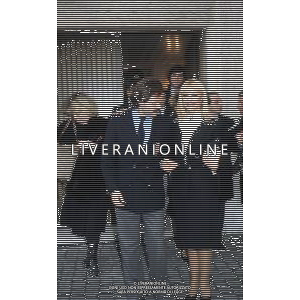 RAFFAELLA CARRA\' CANTANTE E ATTRICE - RETROSPETTIVA NELLA FOTO A ROMA CON IL COMPAGNO SERGIO JAPINO NEL 1985 IN PIAZZA SAN PIETRO CITTA\' DEL VATICANO DOPO UDIENZA PAPALE CON IL ROSARIO REGALATOLE DA SUA SANTITA\' ©ARCHIVIO GIOVANNI LIVERANI /AG. ALDO LIVERANI SAS