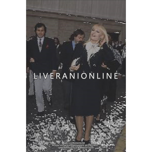 RAFFAELLA CARRA\' CANTANTE E ATTRICE - RETROSPETTIVA NELLA FOTO A ROMA CON IL COMPAGNO SERGIO JAPINO NEL 1985 IN PIAZZA SAN PIETRO CITTA\' DEL VATICANO DOPO UDIENZA PAPALE CON IL ROSARIO REGALATOLE DA SUA SANTITA\' ©ARCHIVIO GIOVANNI LIVERANI /AG. ALDO LIVERANI SAS