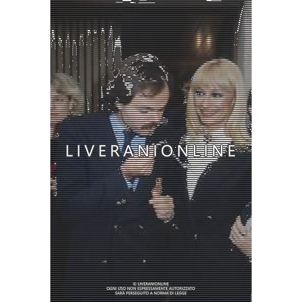 RAFFAELLA CARRA\' CANTANTE E ATTRICE - RETROSPETTIVA NELLA FOTO A ROMA CON IL COMPAGNO SERGIO JAPINO NEL 1985 IN PIAZZA SAN PIETRO CITTA\' DEL VATICANO DOPO UDIENZA PAPALE CON IL ROSARIO REGALATOLE DA SUA SANTITA\' ©ARCHIVIO GIOVANNI LIVERANI /AG. ALDO LIVERANI SAS