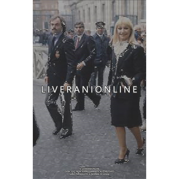 RAFFAELLA CARRA\' CANTANTE E ATTRICE - RETROSPETTIVA NELLA FOTO A ROMA CON IL COMPAGNO SERGIO JAPINO NEL 1985 IN PIAZZA SAN PIETRO CITTA\' DEL VATICANO DOPO UDIENZA PAPALE CON IL ROSARIO REGALATOLE DA SUA SANTITA\' ©ARCHIVIO GIOVANNI LIVERANI /AG. ALDO LIVERANI SAS