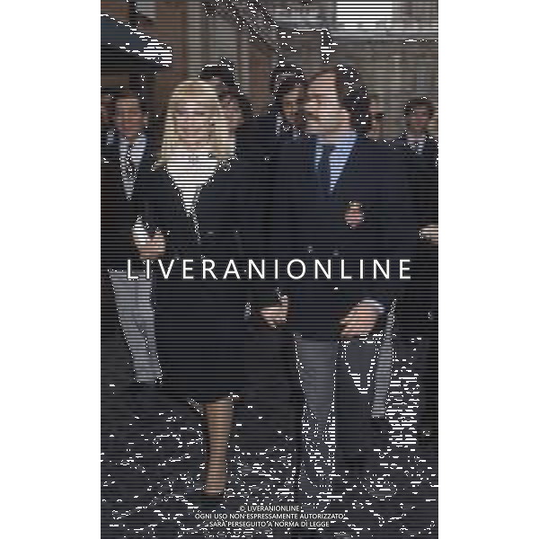 RAFFAELLA CARRA\' CANTANTE E ATTRICE - RETROSPETTIVA NELLA FOTO A ROMA CON IL COMPAGNO SERGIO JAPINO NEL 1985 IN PIAZZA SAN PIETRO CITTA\' DEL VATICANO DOPO UDIENZA PAPALE CON IL ROSARIO REGALATOLE DA SUA SANTITA\' ©ARCHIVIO GIOVANNI LIVERANI /AG. ALDO LIVERANI SAS