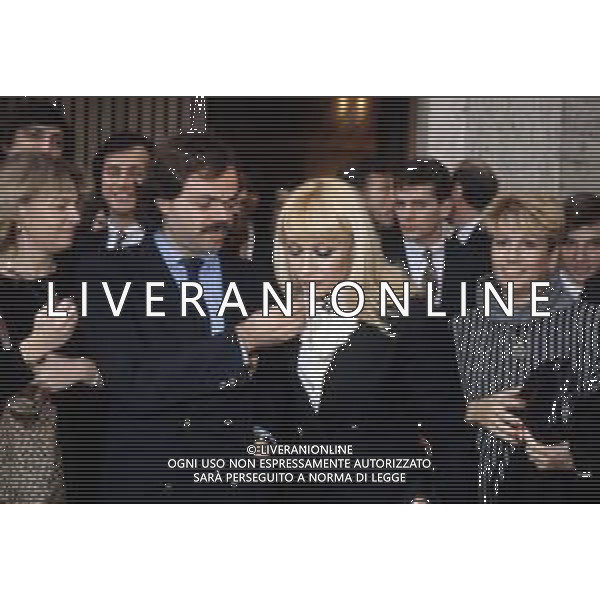 RAFFAELLA CARRA\' CANTANTE E ATTRICE - RETROSPETTIVA NELLA FOTO A ROMA CON IL COMPAGNO SERGIO JAPINO NEL 1985 IN PIAZZA SAN PIETRO CITTA\' DEL VATICANO DOPO UDIENZA PAPALE, BACIA IL ROSARIO REGALATOLE DA SUA SANTITA\' ©ARCHIVIO GIOVANNI LIVERANI /AG. ALDO LIVERANI SAS