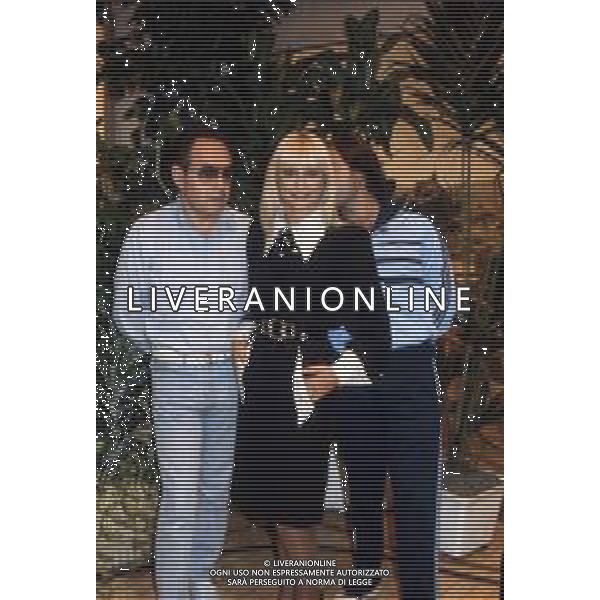 RAFFAELLA CARRA\' CANTANTE E ATTRICE - RETROSPETTIVA NELLA FOTO CON IL COMPAGNO SERGIO JAPINO e GIANNI BONCOMPAGNI NEL 1983 ©ARCHIVIO GIOVANNI LIVERANI /AG. ALDO LIVERANI SAS