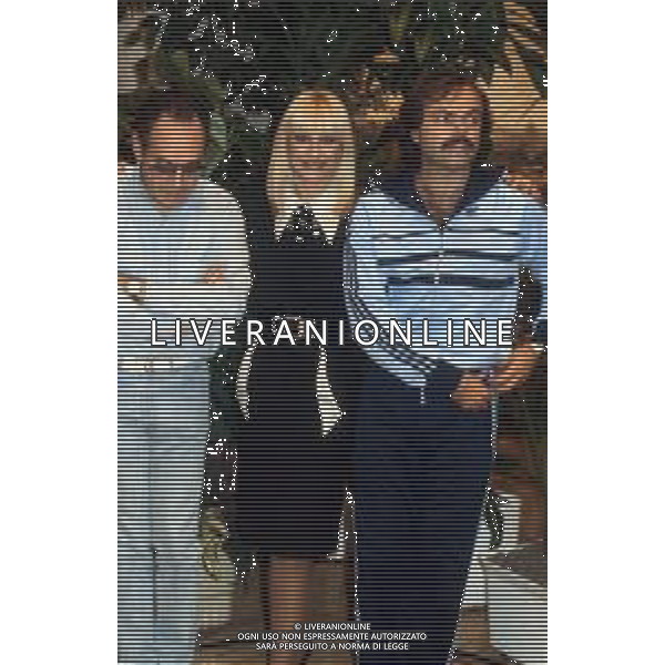 RAFFAELLA CARRA\' CANTANTE E ATTRICE - RETROSPETTIVA NELLA FOTO CON IL COMPAGNO SERGIO JAPINO e GIANNI BONCOMPAGNI NEL 1983 ©ARCHIVIO GIOVANNI LIVERANI /AG. ALDO LIVERANI SAS
