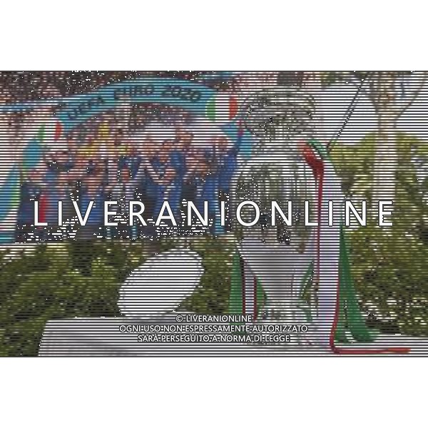 Il Presidente della Repubblica, Sergio Mattarella, ha ricevuto al Quirinale la Nazionale italiana di Calcio vincitrice degli Europei UEFA Euro 2020 e il tennista Matteo Berrettini, finalista al Torneo di Wimbledon - Roma 12.07.2021 nella foto la coppa trofeo ©Ufficio per la Stampa e la Comunicazione della Presidenza della Repubblica/AGENZIA ALDO LIVERANI SAS