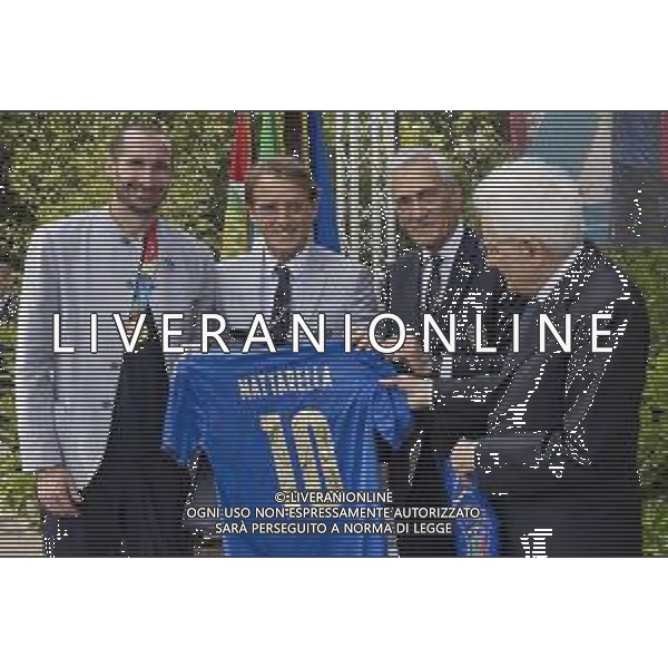 Il Presidente della Repubblica, Sergio Mattarella, ha ricevuto al Quirinale la Nazionale italiana di Calcio vincitrice degli Europei UEFA Euro 2020 e il tennista Matteo Berrettini, finalista al Torneo di Wimbledon - Roma 12.07.2021 Nella foto giorgio Chiellini Roberto mancini e gabriele gravina donano la maglia numero 10 autografata ©Ufficio per la Stampa e la Comunicazione della Presidenza della Repubblica/AGENZIA ALDO LIVERANI SAS