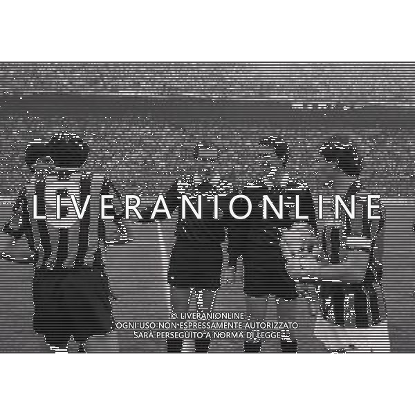 RETROSPETTIVA ALESSANDRO ALTOBELLI CALCIATORE NELLA FOTO ALESSANDRO ALTOBELLI NELL\'ANNO 1987-1988 CON FRANCO BARESI SCAMBIA GAGLIARDETTI TRA I DUE CAPITANI NEL DERBY CON L\'ARBITRO CARLO LONGHI AG ALDO LIVERANI SAS 