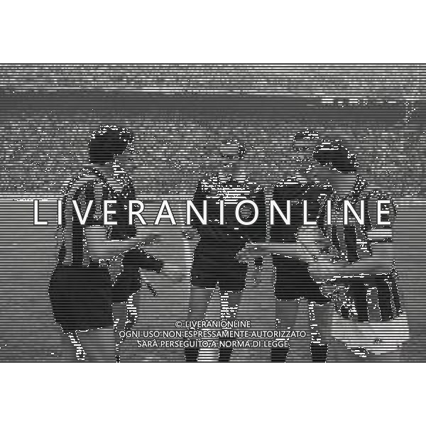 RETROSPETTIVA ALESSANDRO ALTOBELLI CALCIATORE NELLA FOTO ALESSANDRO ALTOBELLI NELL\'ANNO 1987-1988 CON FRANCO BARESI SCAMBIA GAGLIARDETTI TRA I DUE CAPITANI NEL DERBY CON L\'ARBITRO CARLO LONGHI AG ALDO LIVERANI SAS 