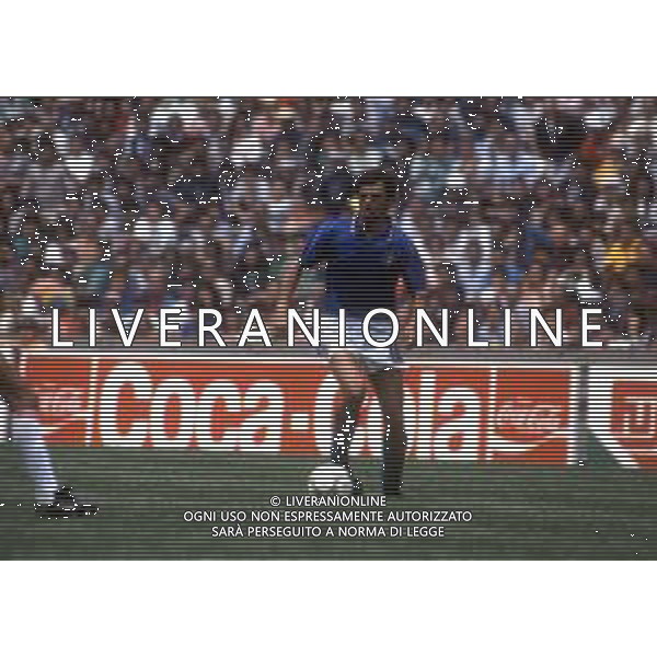 RETROSPETTIVA ALESSANDRO ALTOBELLI CALCIATORE NELLA FOTO ALESSANDRO ALTOBELLI CON LA MAGLIA DELLA NAZIONALE ITALIANA AG ALDO LIVERANI SAS  