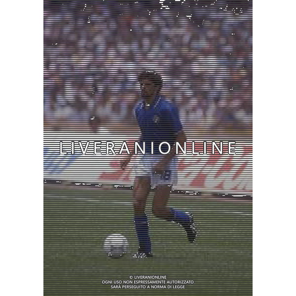 RETROSPETTIVA ALESSANDRO ALTOBELLI CALCIATORE NELLA FOTO ALESSANDRO ALTOBELLI CON LA MAGLIA DELLA NAZIONALE ITALIANA AG ALDO LIVERANI SAS  