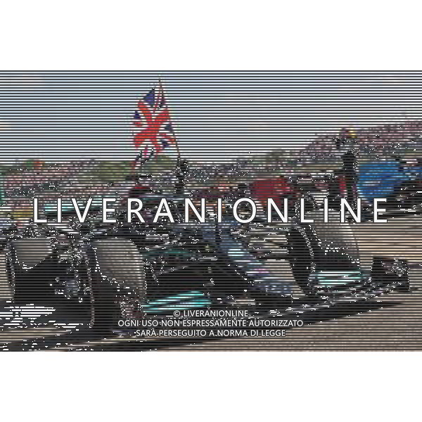 Race winner Lewis Hamilton (GBR) Mercedes AMG F1 W12 celebrates in parc ferme. 18.07.2021. Formula 1 World Championship, Rd 10, British Grand Prix, Silverstone, England, Race Day. - www.xpbimages.com, EMail: requests@xpbimages.com © Copyright: Batchelor / XPB Images/AGENZIA ALDO LIVERANI - ITALY ONLY EDITORIAL USE ONLY