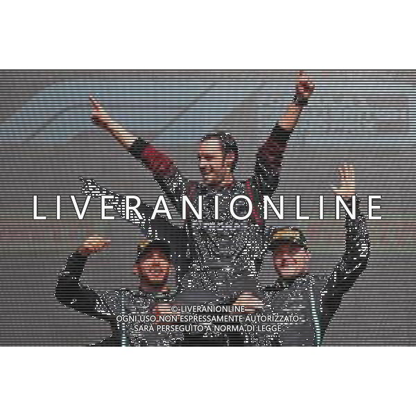 (L to R): Race winner Lewis Hamilton (GBR) Mercedes AMG F1 celebrates on the podium with Valtteri Bottas (FIN) Mercedes AMG F1. 18.07.2021. Formula 1 World Championship, Rd 10, British Grand Prix, Silverstone, England, Race Day. - www.xpbimages.com, EMail: requests@xpbimages.com © Copyright: Batchelor / XPB Images/AGENZIA ALDO LIVERANI - ITALY ONLY EDITORIAL USE ONLY