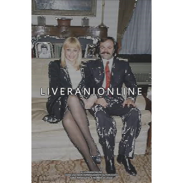 RAFFAELLA CARRA\' DURANTE IL SUO VIAGGIO IN AMERICA PER CONDURRE \'BUONASERA RAFFAELLA\' DA NEW YORK NEL 1986 - RETROSPETTIVA NELLA FOTO CON IL COMPAGNO SERGIO JAPINO ©ARCHIVIO GIOVANNI LIVERANI/AGENZIA ALDO LIVERANI SAS