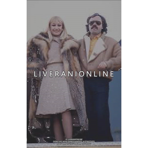 RAFFAELLA CARRA\' DURANTE IL SUO VIAGGIO IN AMERICA PER CONDURRE \'BUONASERA RAFFAELLA\' DA NEW YORK NEL 1986 - RETROSPETTIVA NELLA FOTO CON IL COMPAGNO SERGIO JAPINO ALL\'AEROPORTO IN PARTENZA ©ARCHIVIO GIOVANNI LIVERANI/AGENZIA ALDO LIVERANI SAS