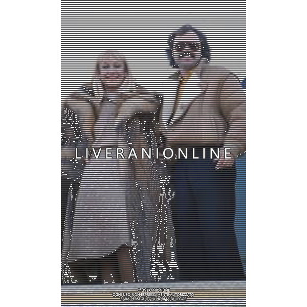 RAFFAELLA CARRA\' DURANTE IL SUO VIAGGIO IN AMERICA PER CONDURRE \'BUONASERA RAFFAELLA\' DA NEW YORK NEL 1986 - RETROSPETTIVA NELLA FOTO CON IL COMPAGNO SERGIO JAPINO ALL\'AEROPORTO IN PARTENZA ©ARCHIVIO GIOVANNI LIVERANI/AGENZIA ALDO LIVERANI SAS