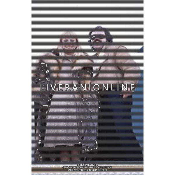 RAFFAELLA CARRA\' DURANTE IL SUO VIAGGIO IN AMERICA PER CONDURRE \'BUONASERA RAFFAELLA\' DA NEW YORK NEL 1986 - RETROSPETTIVA NELLA FOTO CON IL COMPAGNO SERGIO JAPINO ALL\'AEROPORTO IN PARTENZA ©ARCHIVIO GIOVANNI LIVERANI/AGENZIA ALDO LIVERANI SAS