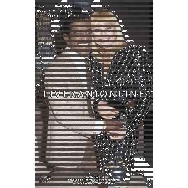 RAFFAELLA CARRA\' DURANTE IL SUO VIAGGIO IN AMERICA PER CONDURRE \'BUONASERA RAFFAELLA\' DA NEW YORK NEL 1986 - RETROSPETTIVA NELLA FOTO CON SAMMY DAVIS JR ©ARCHIVIO GIOVANNI LIVERANI/AGENZIA ALDO LIVERANI SAS