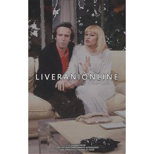 RAFFAELLA CARRA\' CANTANTE E SHOWGIRL NEL 1986 - RETROSPETTIVA NELLA FOTO CON ROBERTO BENIGNI ©ARCHIVIO GIOVANNI LIVERANI/AGENZIA ALDO LIVERANI SAS