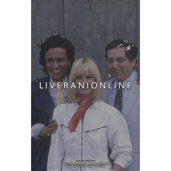RETROSPETTIVA RAFFAELLA CARRA\' ATTRICE-CANTANTE E SHOW GIRL NELLA FOTO RAFFAELLA CARRA\' NELL\'ANNO 1983 ALLA TRASMISSIONE TELEVISIVA “FANTASTICO 3“ CON CORRADO MANTONI E GIGI SABANI AG ALDO LIVERANI SAS