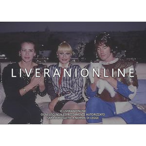 RETROSPETTIVA RAFFAELLA CARRA\' ATTRICE-CANTANTE E SHOW GIRL NELLA FOTO RAFFAELLA CARRA\' NELL\'ANNO 1983 CON BARBARA DE ROSSI E RON MOSS AG ALDO LIVERANI SAS 