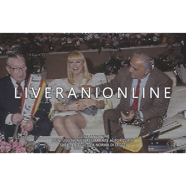 RETROSPETTIVA RAFFAELLA CARRA\' ATTRICE-CANTANTE E SHOW GIRL NELLA FOTO RAFFAELLA CARRA\' NELL\'ANNO 1985 CON I SINDACI DI LIVERPOOL E ROMA UGO VETERE E -------- AG ALDO LIVERANI SAS 