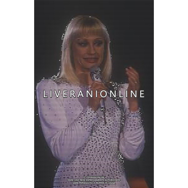 RETROSPETTIVA RAFFAELLA CARRA\' ATTRICE-CANTANTE E SHOW GIRL NELLA FOTO RAFFAELLA CARRA\' NELL\'ANNO 1988 ALLA TRASMISSIONE TELEVISIVA “RAFFAELLA CARRA\' SHOW“ AG ALDO LIVERANI SAS 