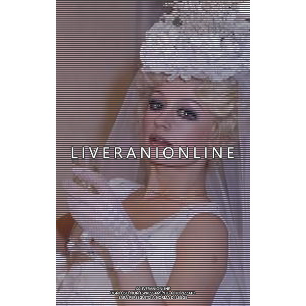 RAFFAELLA CARRA\' CANTANTE E SHOWGIRL - RETROSPETTIVA ANNI \'70 NELLA FOTO IN ABITO DA SPOSA ©ARCHIVIO GIOVANNI LIVERANI/AG. ALDO LIVERANI SAS
