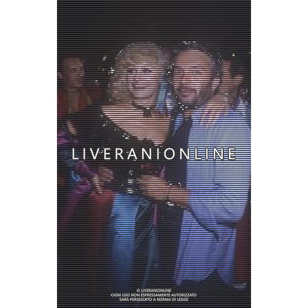 RAFFAELLA CARRA\' CANTANTE E SHOWGIRL - RETROSPETTIVA ANNI \'70 NELLA FOTO CON IL REGISTA GINO LANDI NEL 1979 - 1980 ©ARCHIVIO GIOVANNI LIVERANI/AG. ALDO LIVERANI SAS