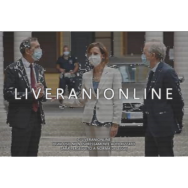 © TVRG Firma protocollo cura aree verdi nella foto da SX Giuseppe Sala sindaco di Milano, Marta Cartabia ministro della giustizia e Renato Saccone prefetto di Milano Milano 26-07-2021 Sottoscrizione presso la Prefettura di Milano del protocollo d\'intesa per la promozione di attivita\' di cura e manutenzione di aree verdi, parchi e giardini con il coinvolgimento diretto di persone detenute in carcere. Presenti Marta Cartabia ministro della giustizia, Bernardo Petralia capo dipartimento dell\'amministrazione penitanziaria, Giuseppe Sala sindaco di Milano e Renato Saccone prefetto di Milano foto Roberto Garavaglia/ag. Aldo Liverani sas