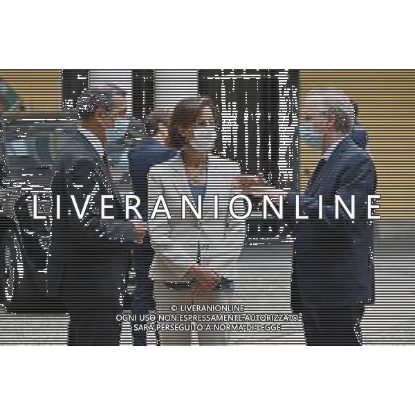 © TVRG Firma protocollo cura aree verdi nella foto da SX Giuseppe Sala sindaco di Milano, Marta Cartabia ministro della giustizia e Renato Saccone prefetto di Milano Milano 26-07-2021 Sottoscrizione presso la Prefettura di Milano del protocollo d\'intesa per la promozione di attivita\' di cura e manutenzione di aree verdi, parchi e giardini con il coinvolgimento diretto di persone detenute in carcere. Presenti Marta Cartabia ministro della giustizia, Bernardo Petralia capo dipartimento dell\'amministrazione penitanziaria, Giuseppe Sala sindaco di Milano e Renato Saccone prefetto di Milano foto Roberto Garavaglia/ag. Aldo Liverani sas