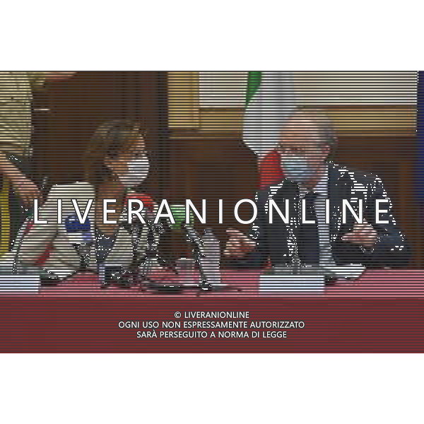 © TVRG Firma protocollo cura aree verdi nella foto Marta Cartabia ministro della giustizia e Renato Saccone prefetto di Milano Milano 26-07-2021 Sottoscrizione presso la Prefettura di Milano del protocollo d\'intesa per la promozione di attivita\' di cura e manutenzione di aree verdi, parchi e giardini con il coinvolgimento diretto di persone detenute in carcere. Presenti Marta Cartabia ministro della giustizia, Bernardo Petralia capo dipartimento dell\'amministrazione penitanziaria, Giuseppe Sala sindaco di Milano e Renato Saccone prefetto di Milano foto Roberto Garavaglia/ag. Aldo Liverani sas