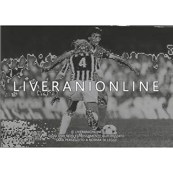RETROSPETTIVA LUIGI SACCHETTI CALCIATORE NELLA FOTO LUIGI SACCHETTI CON LA MAGLIA DELLA VERONA CALCIO AG ALDO LIVERANI SAS