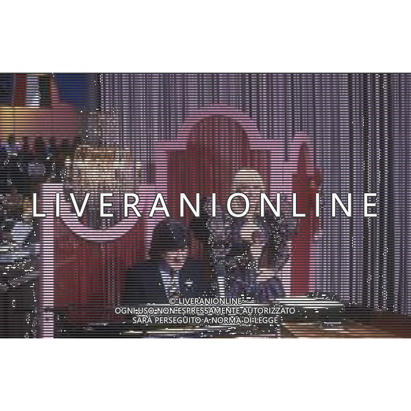 RAFFAELLA CARRA\' CANTANTE E SHOWGIRL - RETROSPETTIVA ANNI \'80 NELLA FOTO CON IL MAESTRO TONY DE VITA ©ARCHIVIO GIOVANNI LIVERANI /AG. ALDO LIVERANI SAS