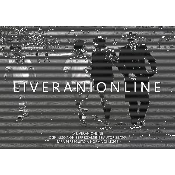 16-03-1980 MILANO CAMPIONATO DI CALCIO SERIE B MONZA -BARI 0-0 NELLA FOTO ARBITRO LUIGI AGNOLIN CON CARMELO BAGNATO AG ALDO LIVERANI SAS