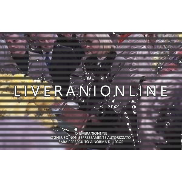 RAFFAELLA CARRA\' CANTANTE E SHOWGIRL - RETROSPETTIVA ANNI \'80 NELLA FOTO AL FUNERALE DELLA MADRE IRIS DELLUTRI NEL 1987 ©ARCHIVIO GIOVANNI LIVERANI /AG. ALDO LIVERANI SAS