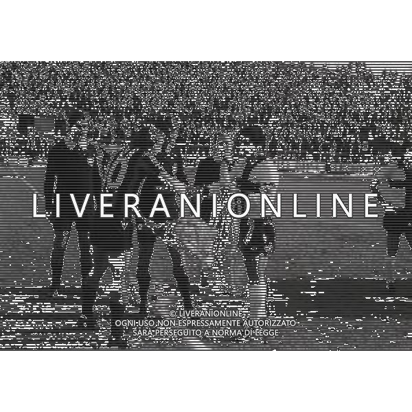 18-11-1979 BERGAMO CAMPIONATO DI CALCIO SERIE B ATALANTA -PARMA 1-0 NELLA FOTO I DUE CAPITANI SCAMBIO GAGLARDETTI AG ALDO LIVERANI SAS