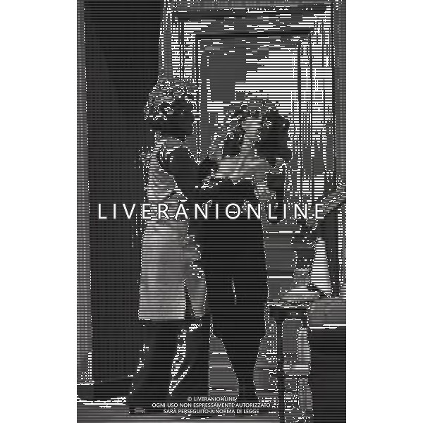 RETROSPETTIVA ERIKA BLANC ATTRICE NELLA FOTO ERIKA BLANC CON ORNELLA VANONI E GIANRICO TEDESCHI IN TEATRO NELL\'ANNO 1975 AG ALDO LIVERANI SAS 