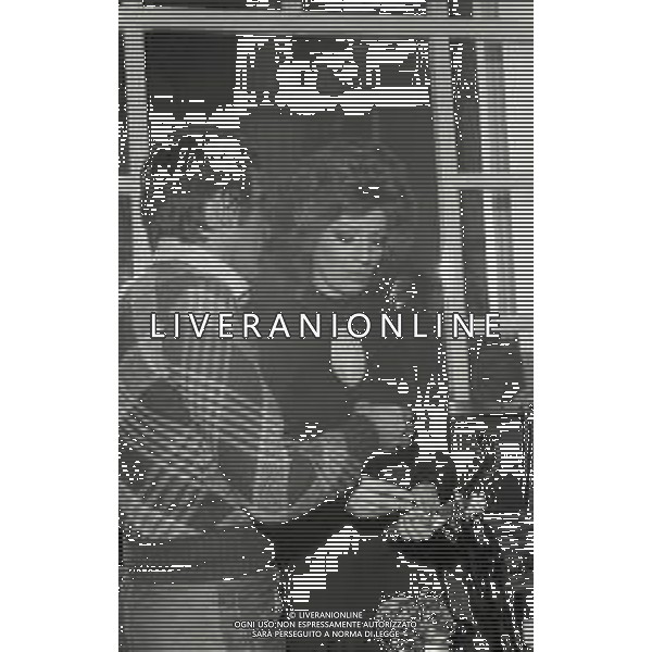 RETROSPETTIVA IVA ZANICCHI CANTANTE NELLA FOTO IVA ZANICCHI AL FESTIVAL DI SANREMO 1974 CON WALTER CHIARI AG ALDO LIVERANI SAS