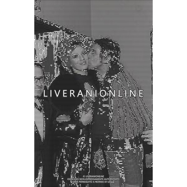 RETROSPETTIVA IVA ZANICCHI CANTANTE NELLA FOTO IVA ZANICCHI AL FESTIVAL DI SANREMO 1974 CON WALTER CHIARI AG ALDO LIVERANI SAS