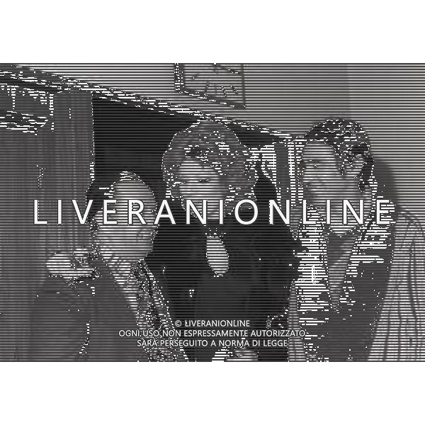 RETROSPETTIVA IVA ZANICCHI CANTANTE NELLA FOTO IVA ZANICCHI AL FESTIVAL DI SANREMO 1974 CON WALTER CHIARI ----------- AG ALDO LIVERANI SAS
