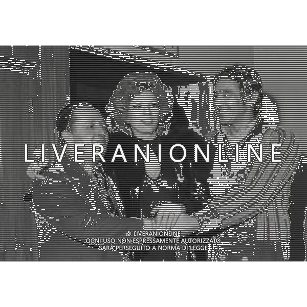 RETROSPETTIVA IVA ZANICCHI CANTANTE NELLA FOTO IVA ZANICCHI AL FESTIVAL DI SANREMO 1974 CON WALTER CHIARI ----------- AG ALDO LIVERANI SAS