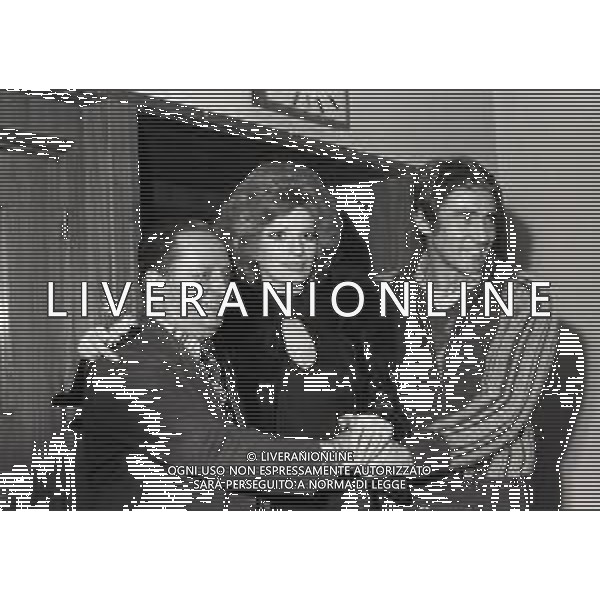 RETROSPETTIVA IVA ZANICCHI CANTANTE NELLA FOTO IVA ZANICCHI AL FESTIVAL DI SANREMO 1974 CON WALTER CHIARI ----------- AG ALDO LIVERANI SAS